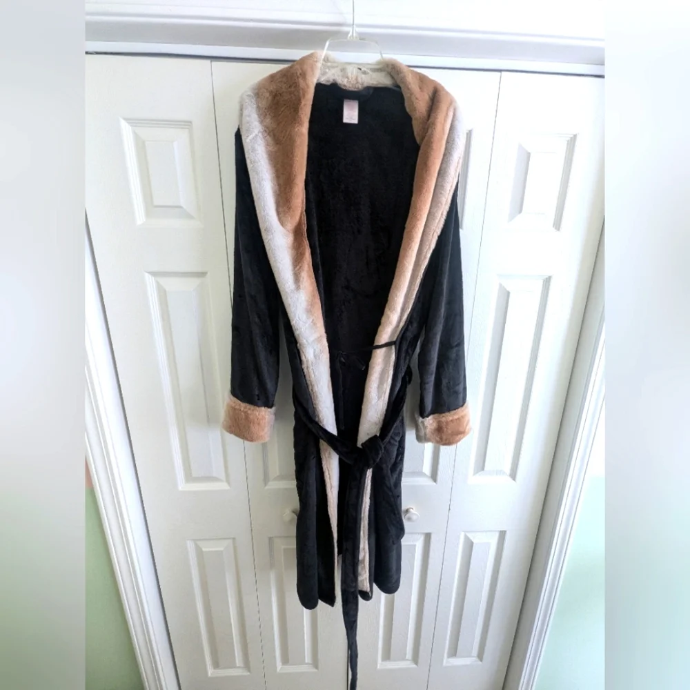 Sweet Treasure Black and Tan Faux Fur Trim Robe - Picture 1 of 2